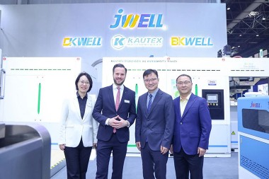 I-Consul General of China e-Düsseldorf & Düsseldorf Exhibition GM Vakashela i-JWELL Booth